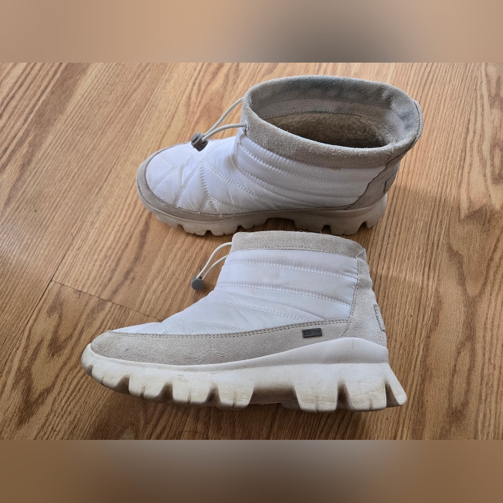 UGG Centara Drytech Water Resistant Quilted Bootie size 6